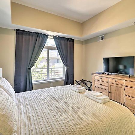 Grand Haven Condo - Walk To Nearby Hot Spots! Exterior photo