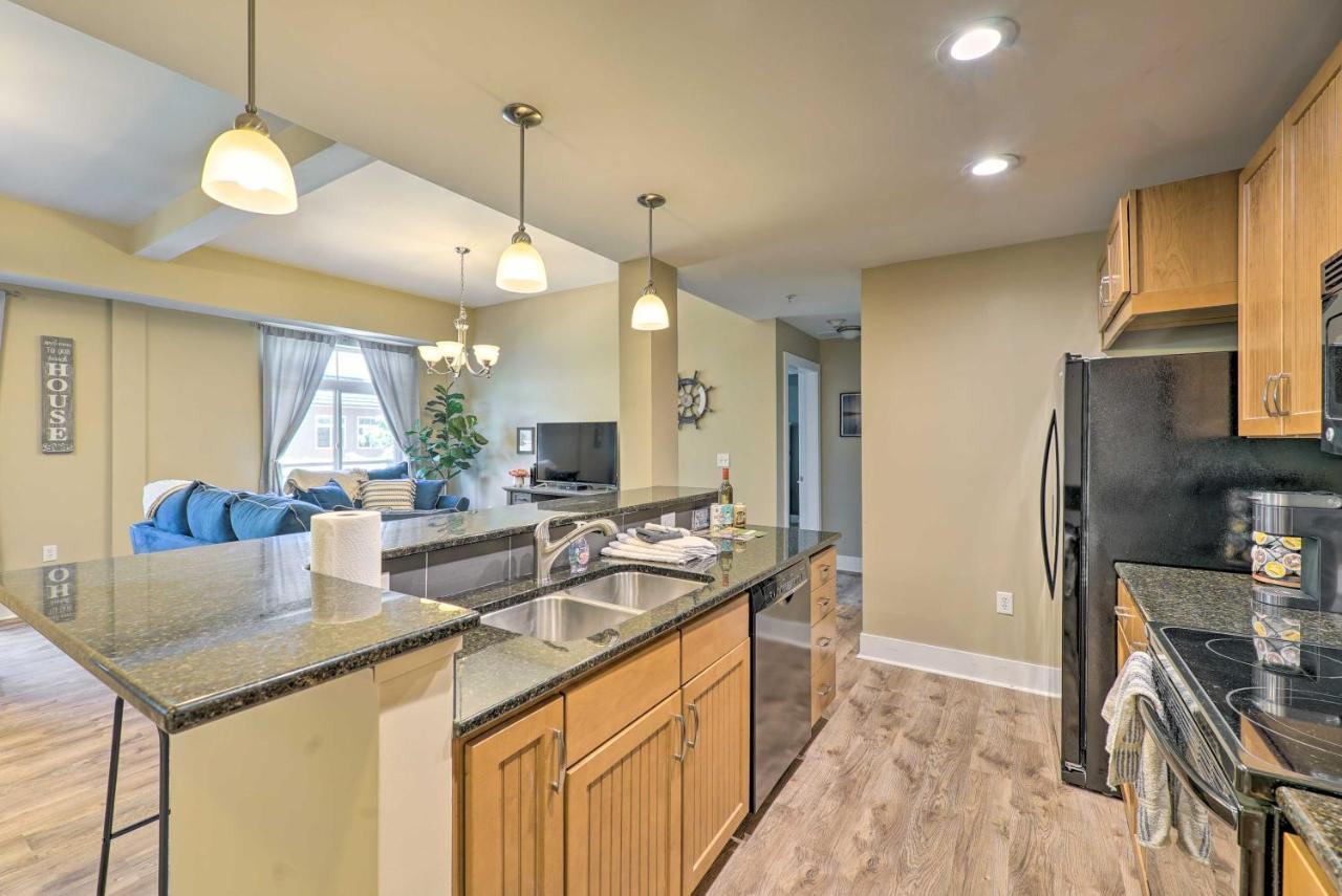 Grand Haven Condo - Walk To Nearby Hot Spots! Exterior photo