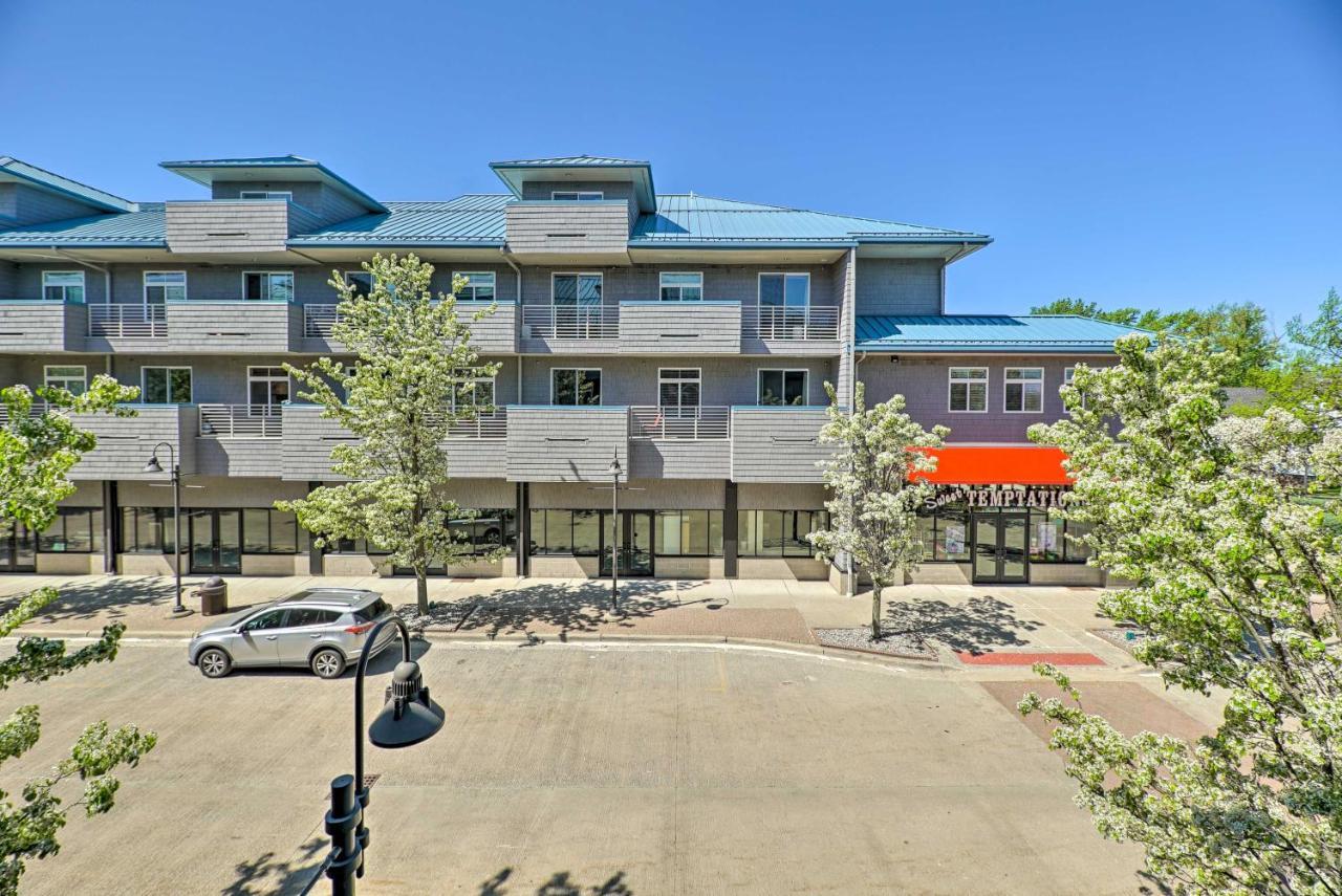 Grand Haven Condo - Walk To Nearby Hot Spots! Exterior photo