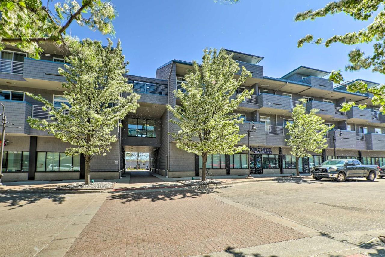 Grand Haven Condo - Walk To Nearby Hot Spots! Exterior photo