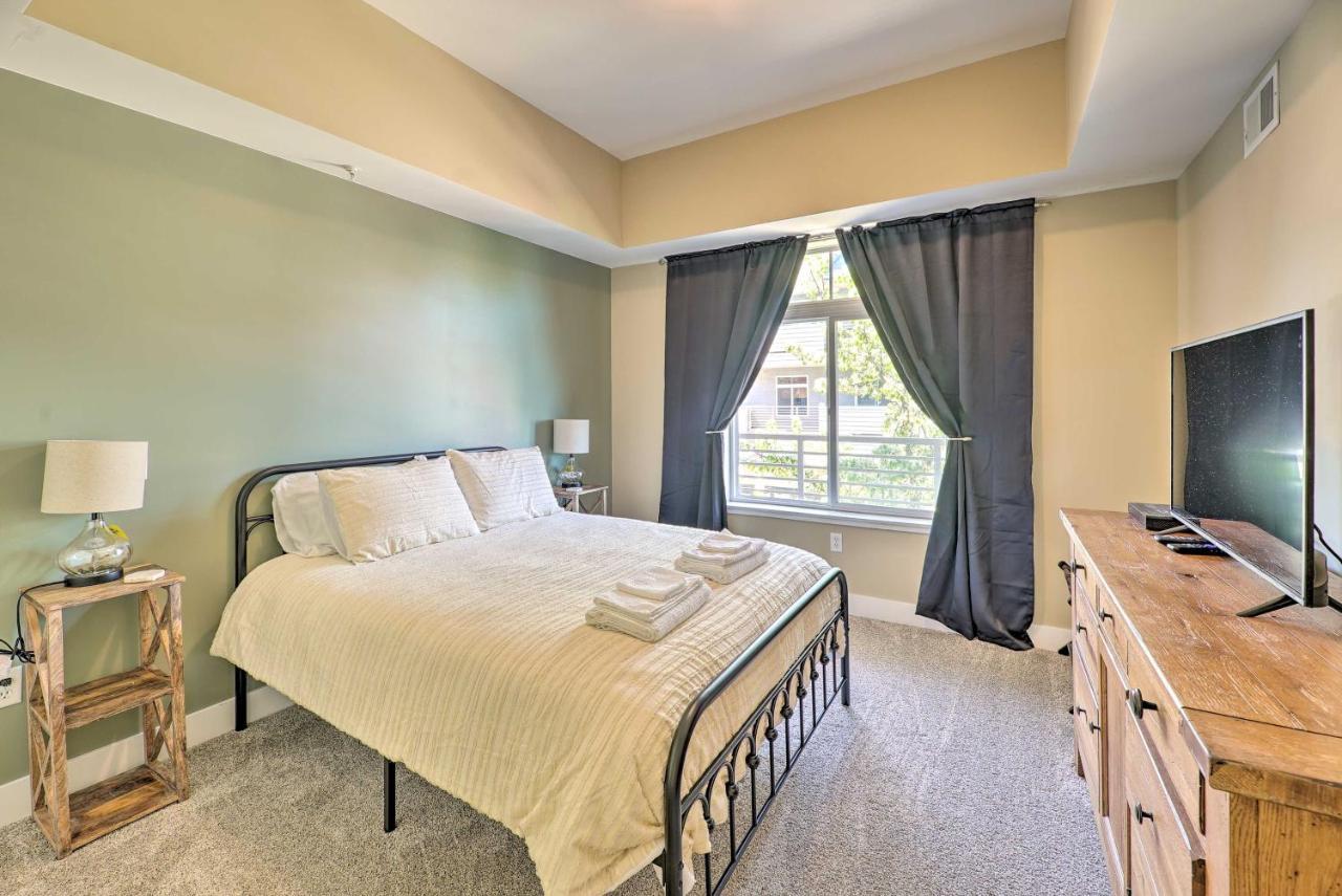Grand Haven Condo - Walk To Nearby Hot Spots! Exterior photo